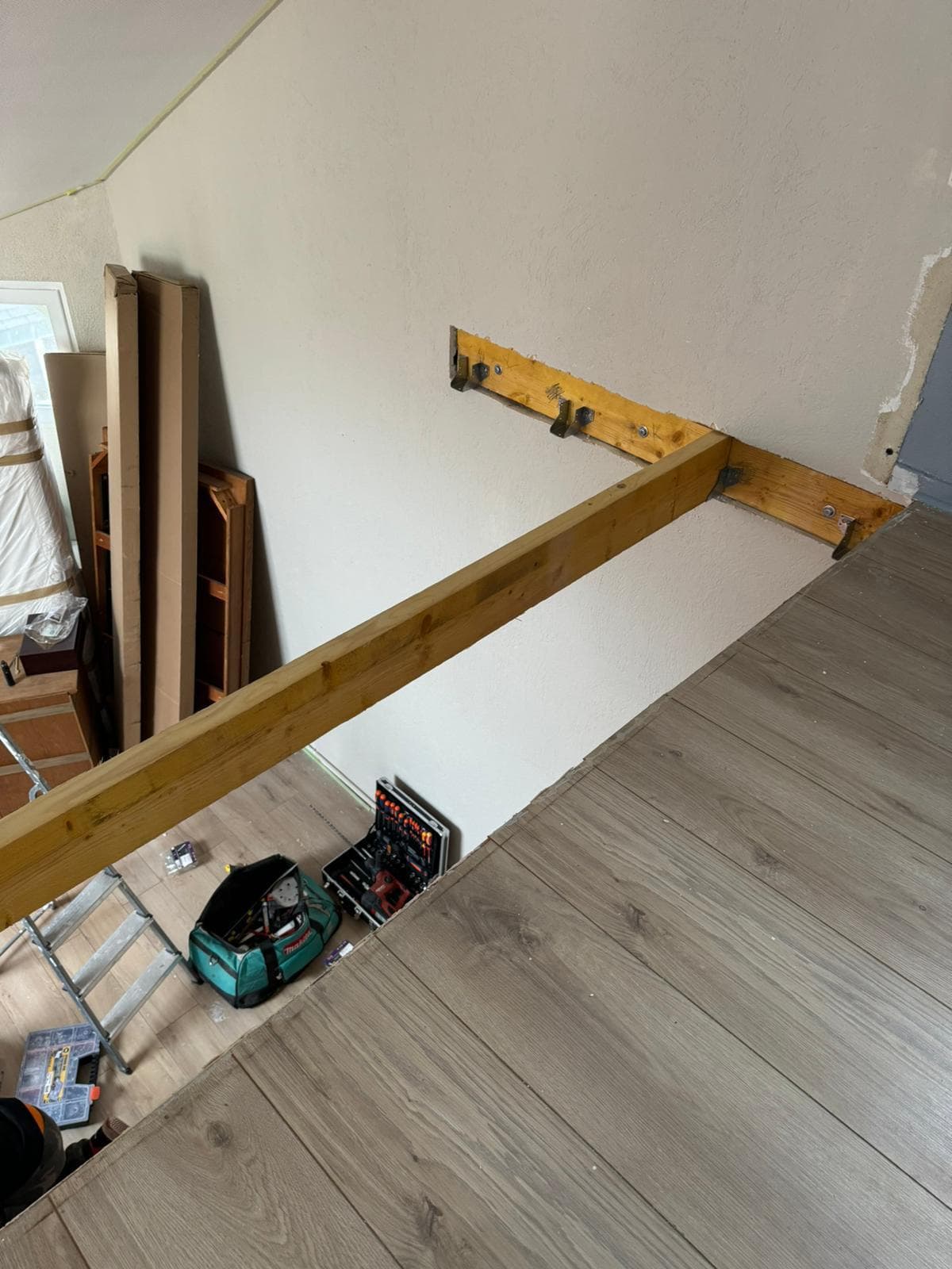 Renfort de l'ossature bois de la mezzanine avant le montage de la cloison