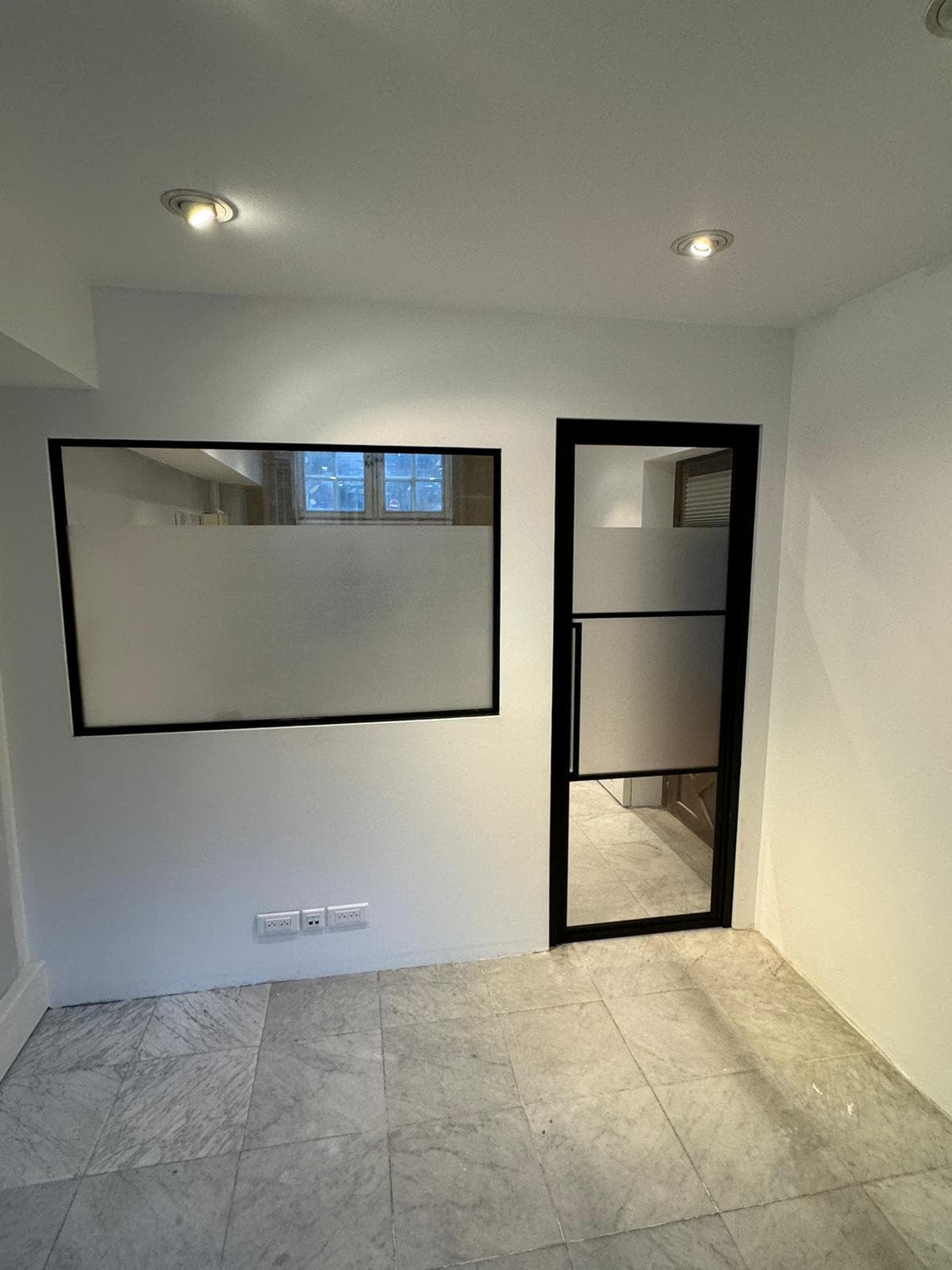 Cloison en placo terminée avec verrière et porte vitrée, réalisée par L'Artisan Rénov