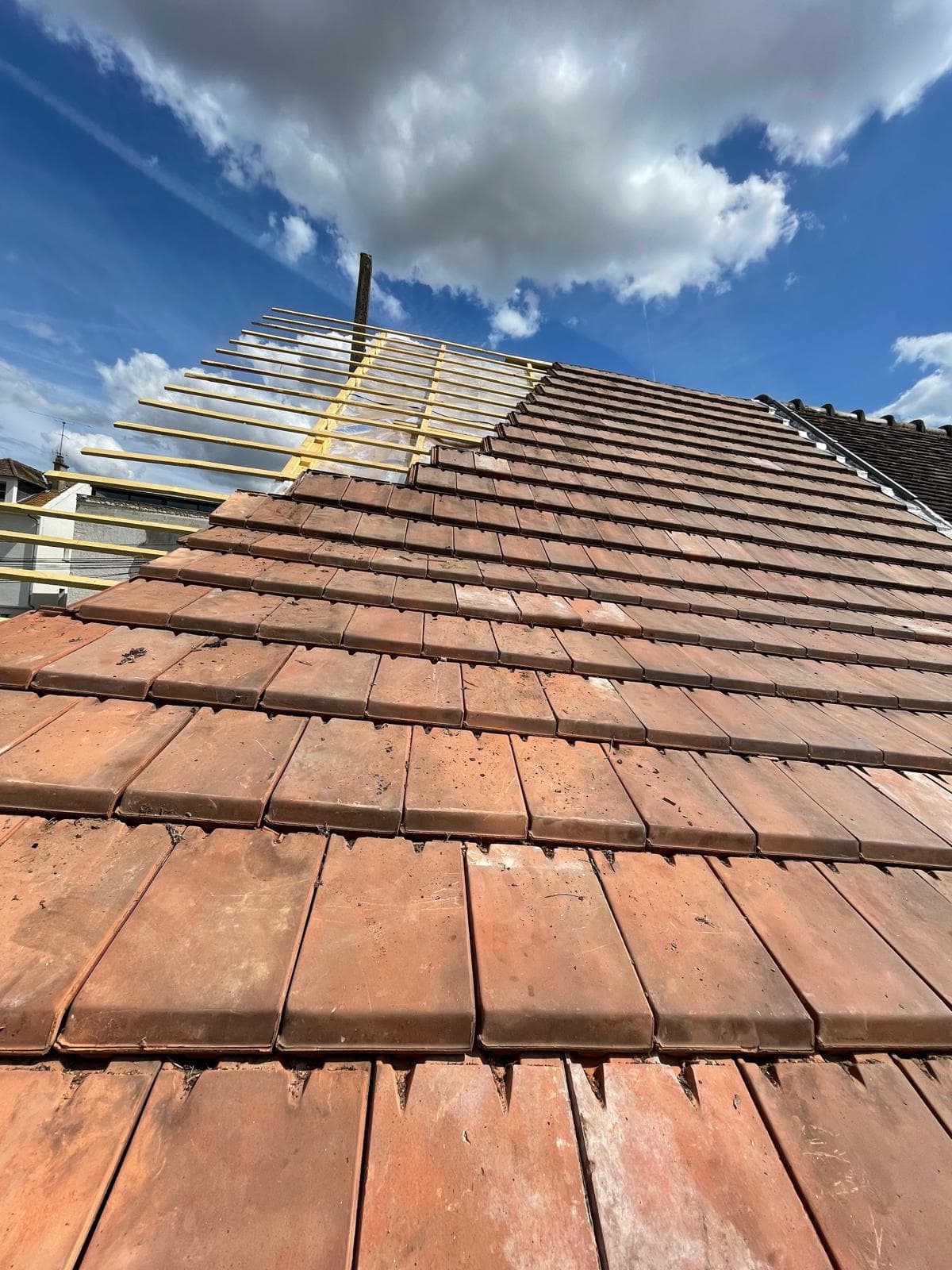 Réfection complète de toiture à Arpajon : pose de tuiles neuves par L'Artisan Rénov