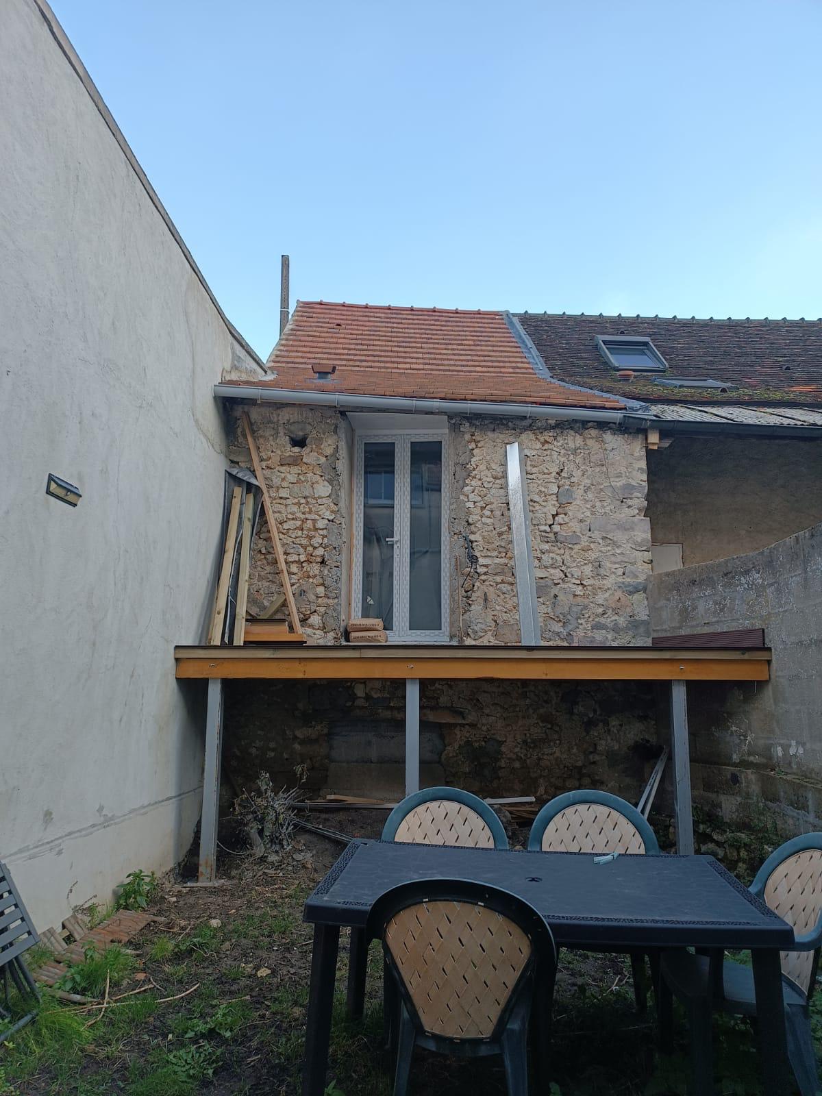 Après travaux : toiture neuve en tuiles avec fenêtre de toit, réalisée par L'Artisan Rénov