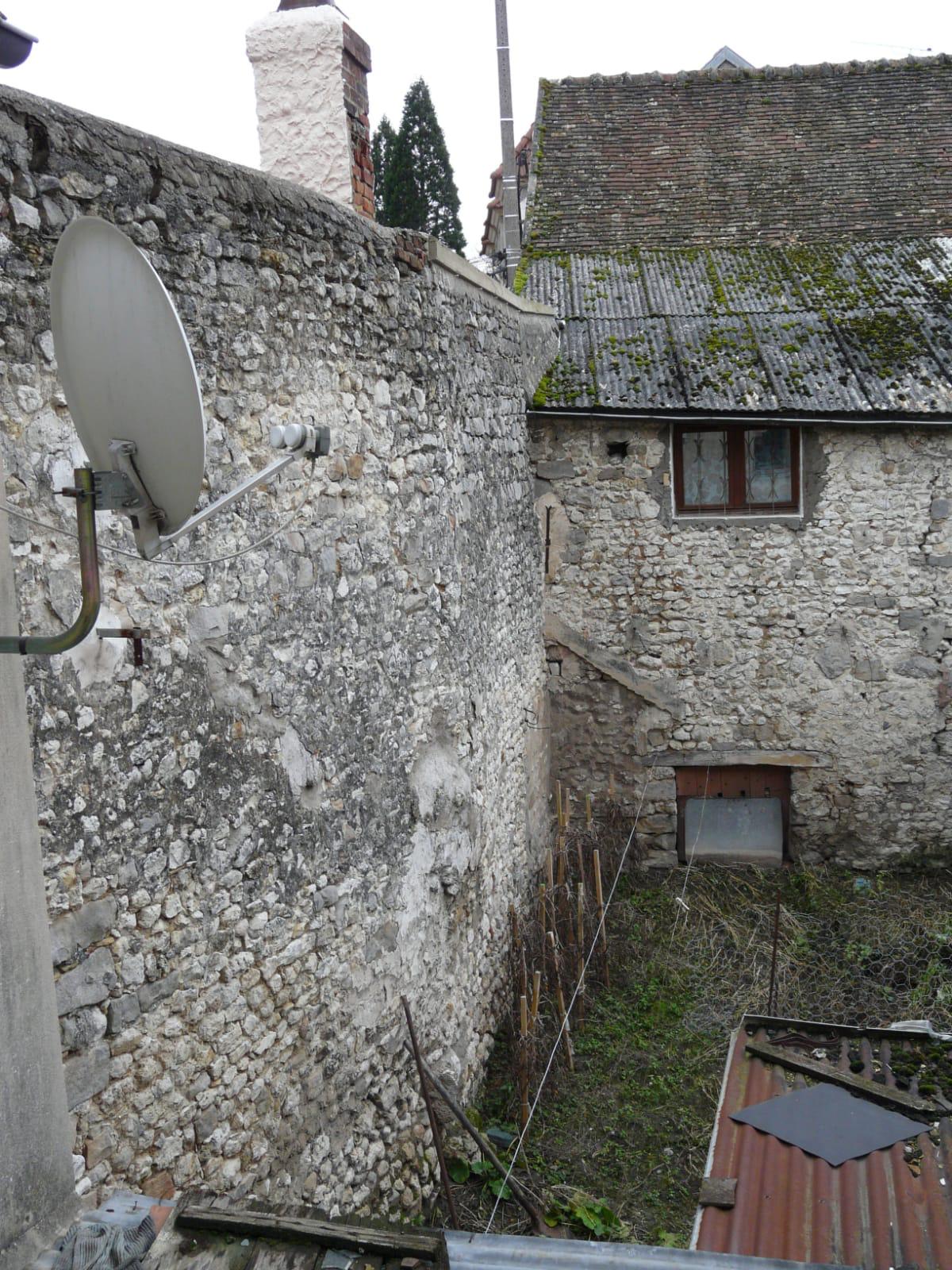 Avant travaux : toiture ancienne et dégradée avant réfection par L'Artisan Rénov
