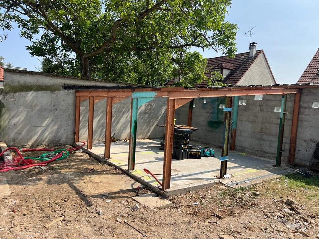 Création d'une toiture en bac acier avec charpente pour une dépendance de 40 m² en Essonne, par L'Artisan Rénov
