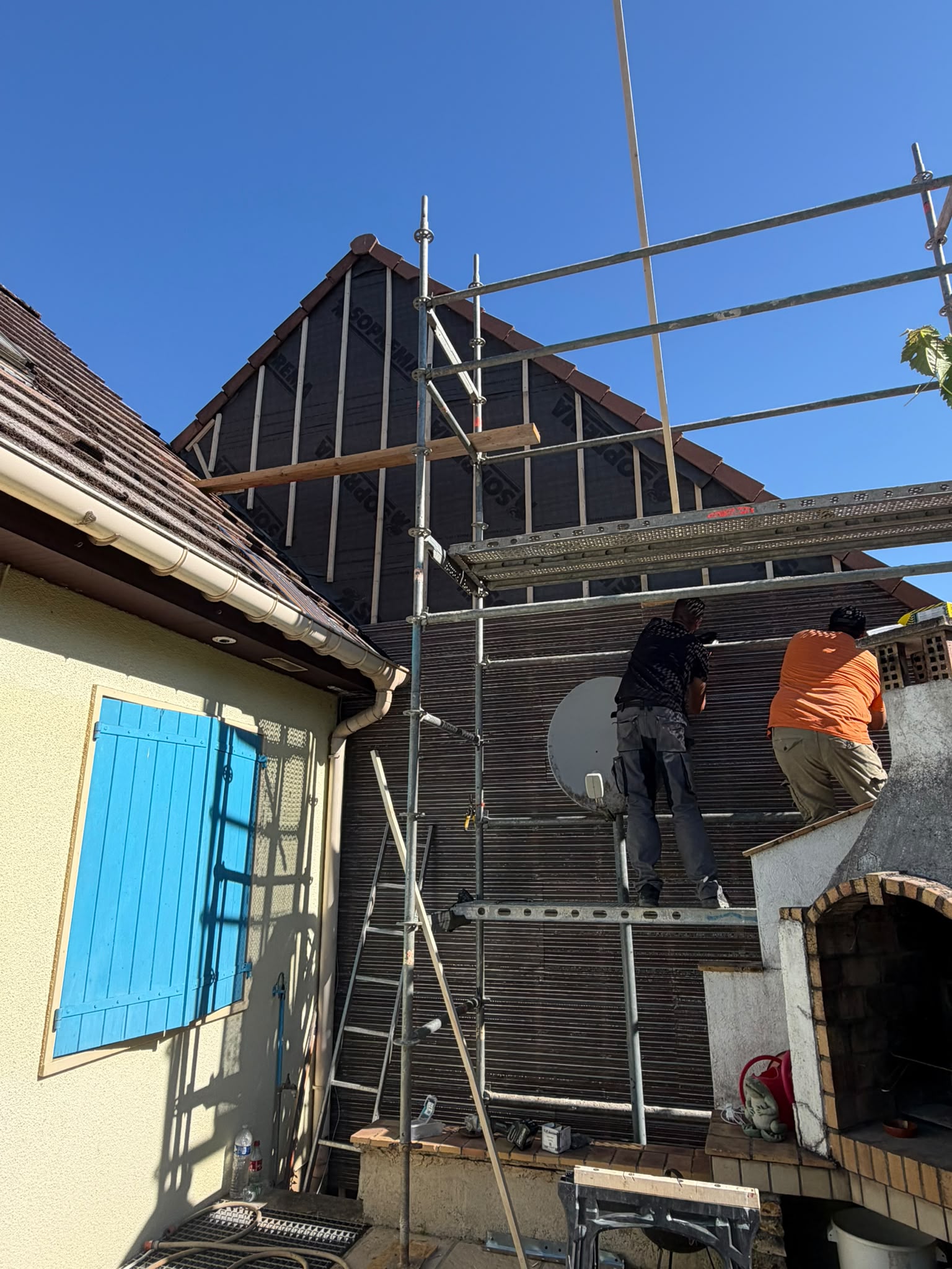 Chantier sur échafaudage à Sainte-Geneviève-des-Bois : reprise de couverture et zinguerie par L'Artisan Rénov