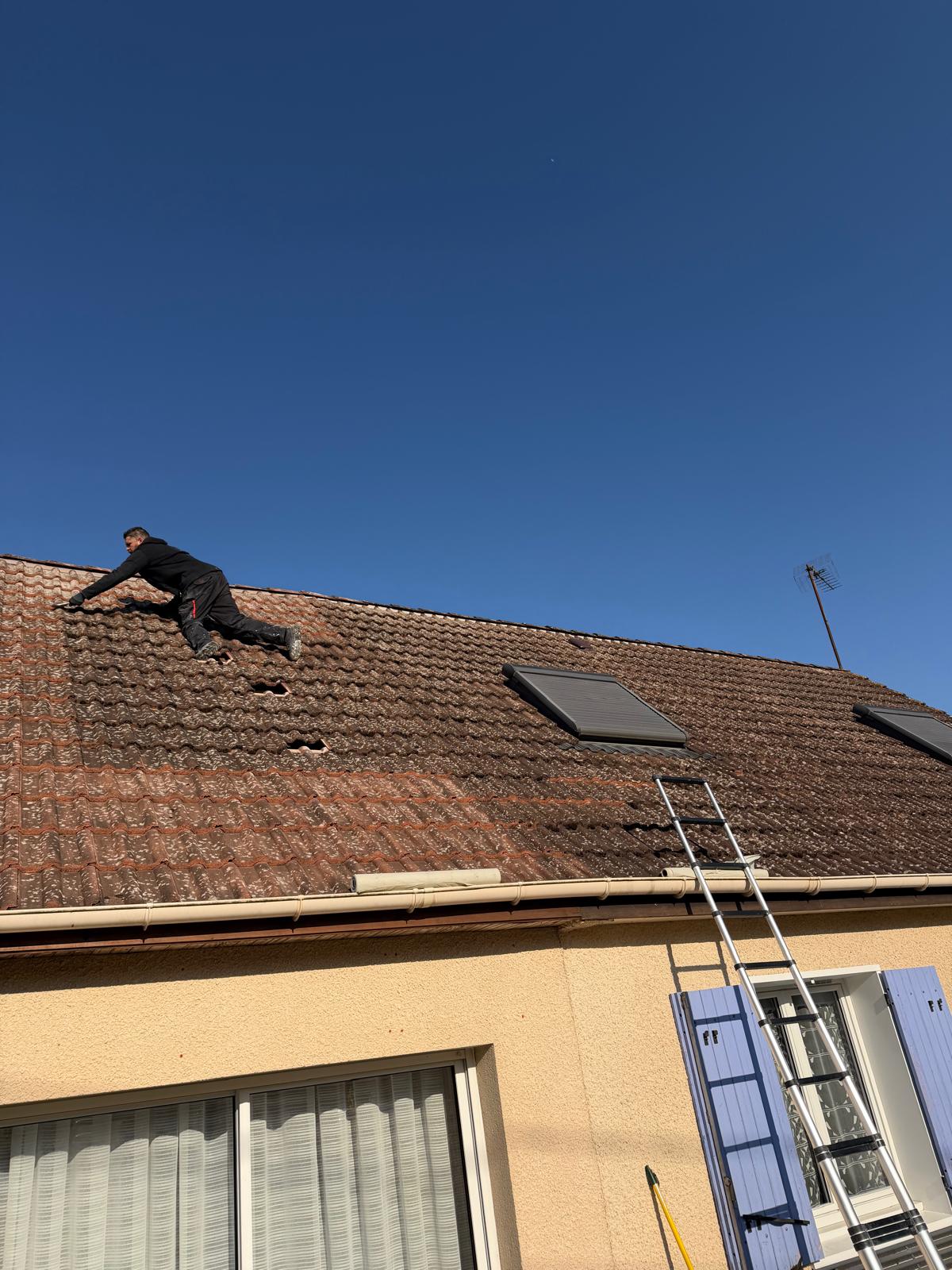 Chantier de couverture à Marolles-en-Hurepoix : dépose et pose de tuiles par L'Artisan Rénov