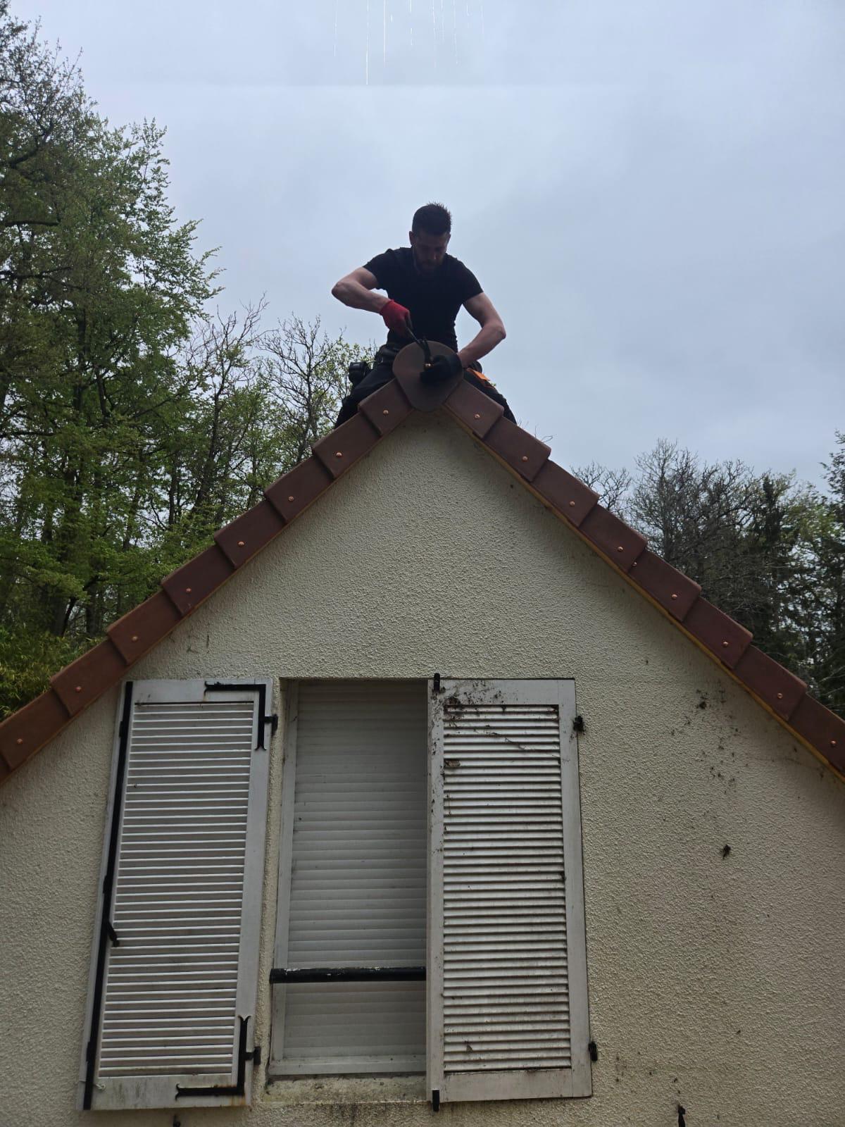 Couvreur de L'Artisan Rénov au travail sur un faîtage en Essonne
