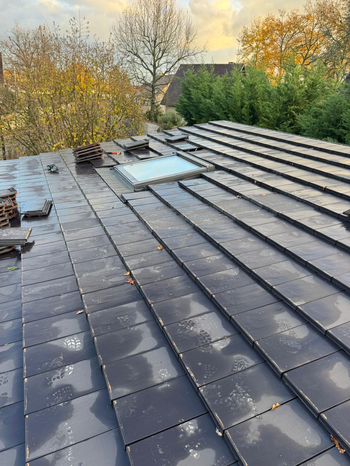 Velux spécial faible pente posé sur une couverture en tuiles à faible pente en Essonne, par L'Artisan Rénov